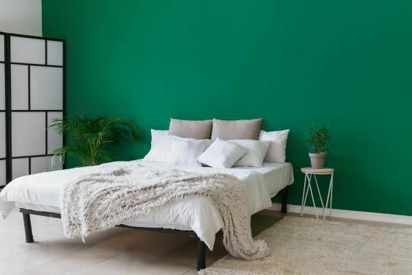 mélyzöld árnyalat a hálószobafalon