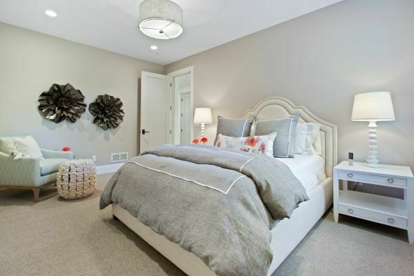 világosszürke szín a hálószoba falán