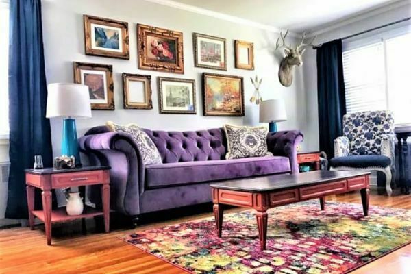 merész, vidám színű bútorok a nappaliban